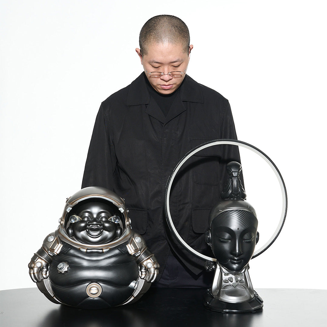 DABEIYUZHOU pictured with his art