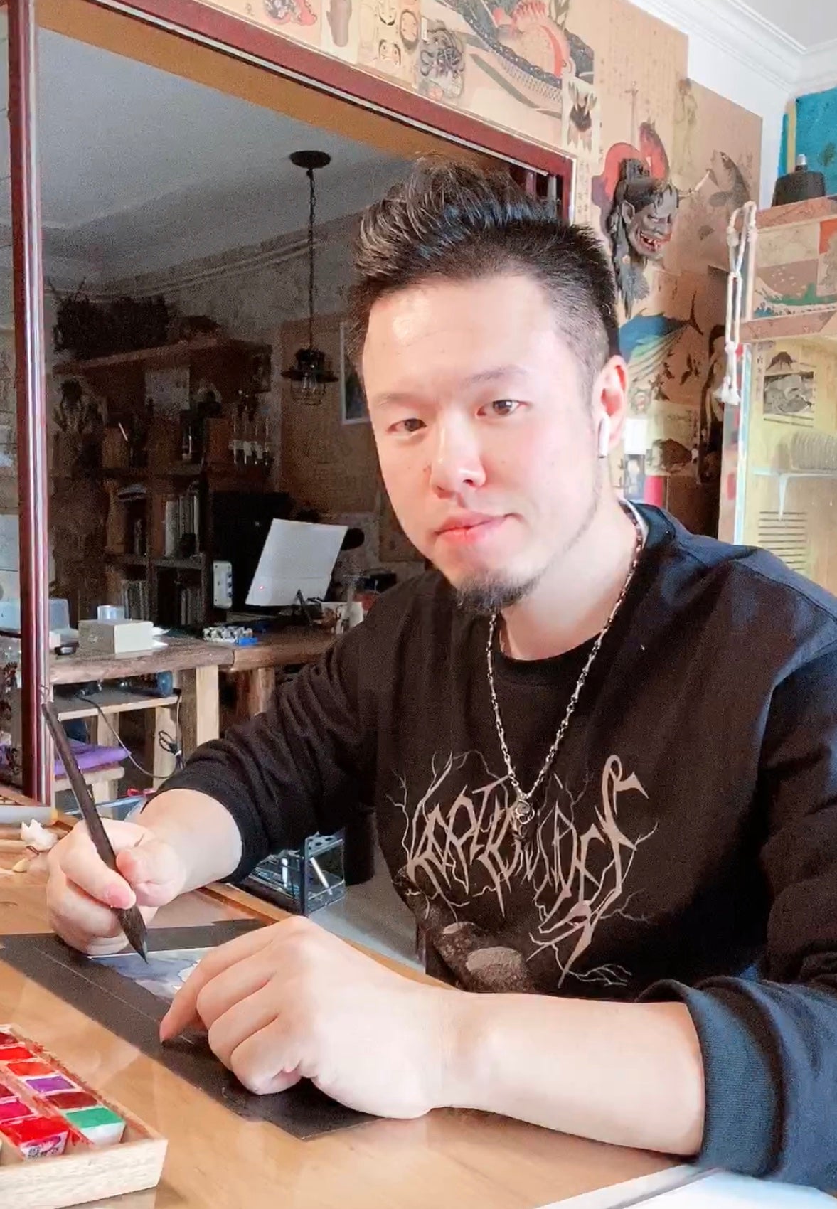 Artist Hou Yanan, known as Zhaxiong, at work