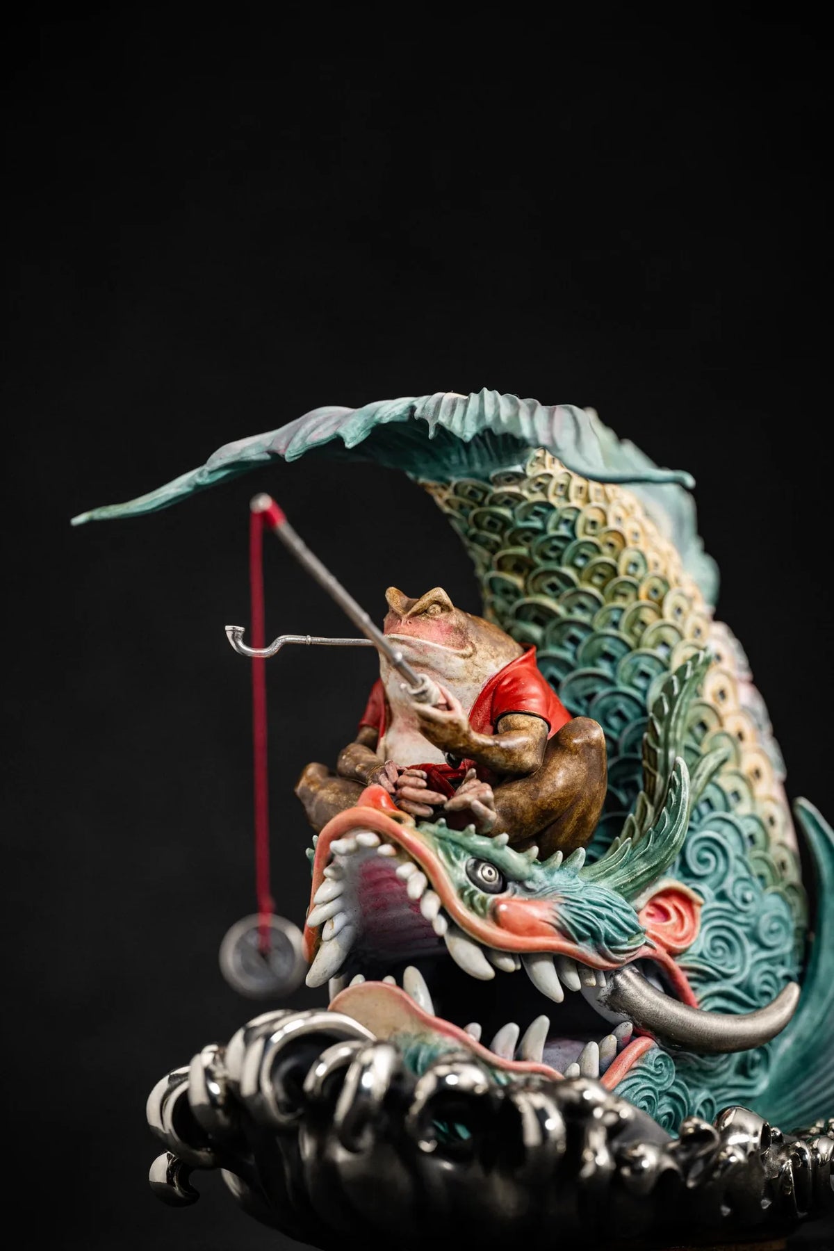 Details of the toad figure and chiwen head in the Chiwen Toad sculpture